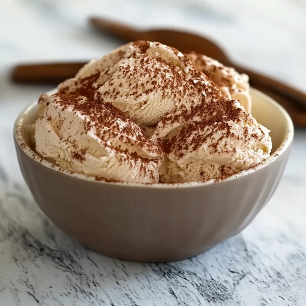 Gelato servito in una ciotola, decorato con cacao e pezzi di cioccolato.