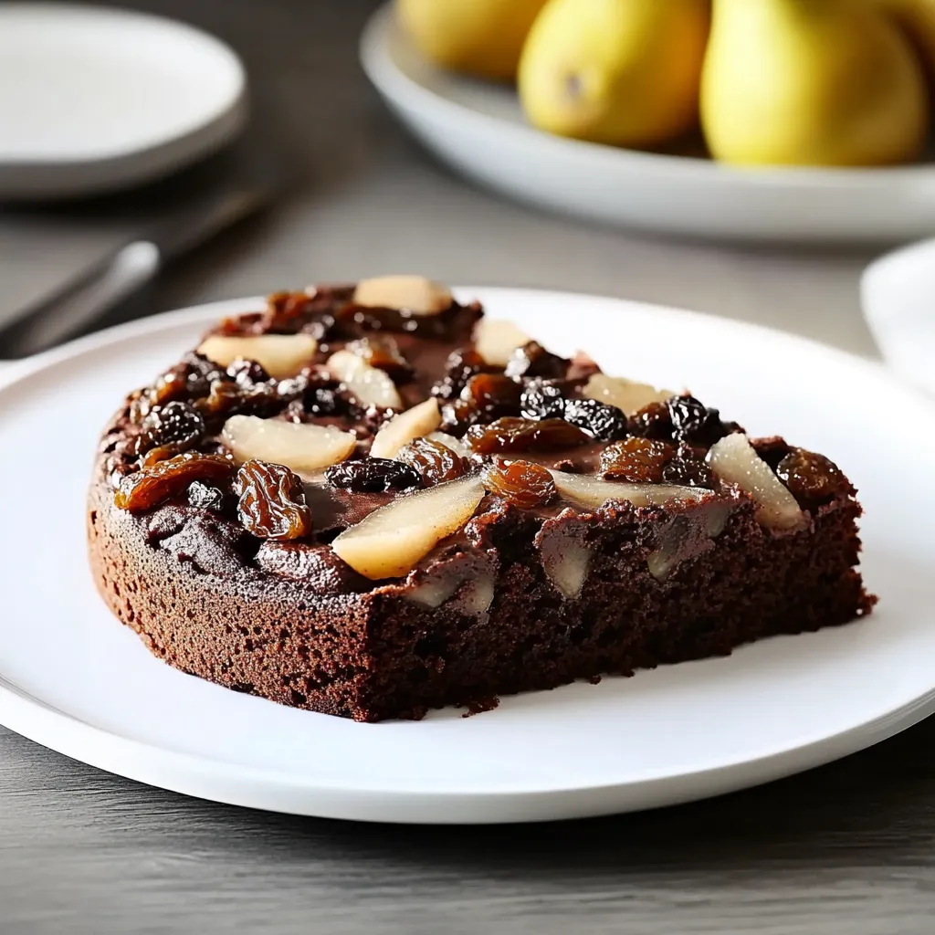 Fetta di torta con pere e frutta secca.