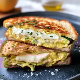Due panini con ingredienti verdi e bianchi.