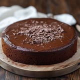 Un cake di cioccolato con crumbles di cioccolato.