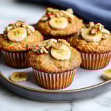 Un piatto con 4 cupcakes con banana e noci.