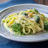 Pasta con broccoli e noci.