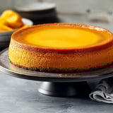 Un cake giallo con un forno.