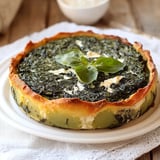 Un piatto di verdura con erbe fresche.