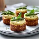 Quattro biscotti con foglie di asparago e crema.