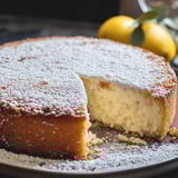 Una torta con frullato di limone e zucchero.