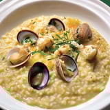 Riso con frutti di mare e verdure.
